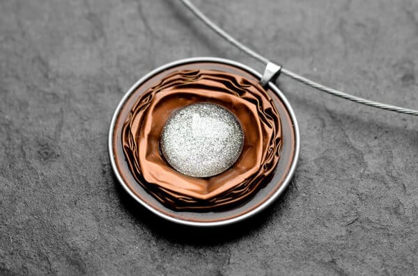 Dunkelbrauner Halsreif Upcycling Kapselschmuck – Bild 3