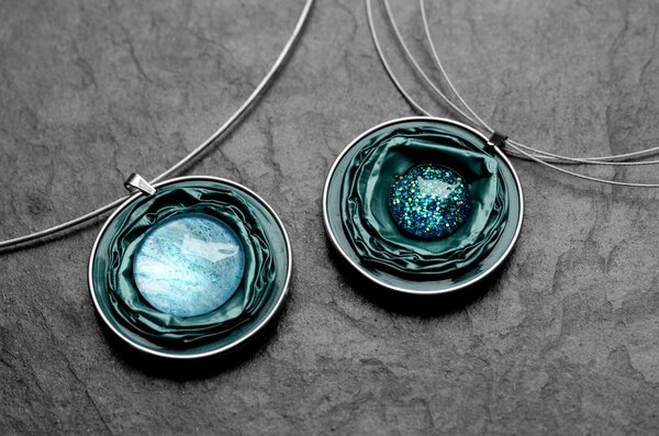 Upcycling Schmuck mit grünem Anhänger aus Kaffeekapsel