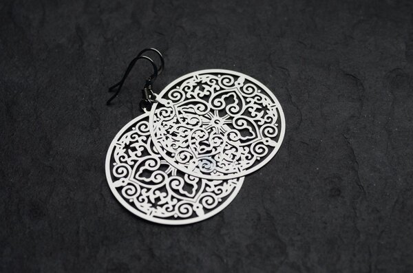 Große Edelstalohrringe mit Ornamentanhängern