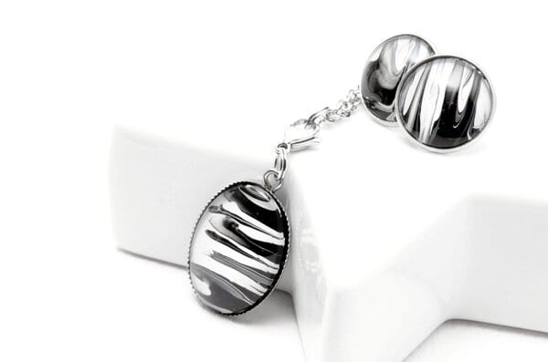 Ohrstecker aus Edelstahl mit Zebramuster – Bild 2