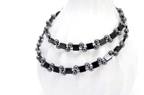 Zweireihige Glasperlenkette mit Hämetitkugeln