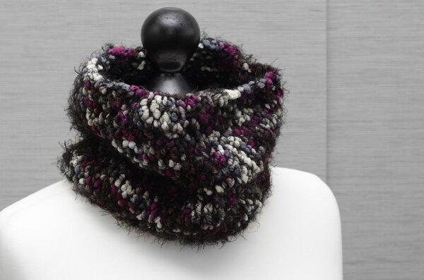 Kuscheliger Schlauchschal Magenta mit passendem Charm – Bild 3