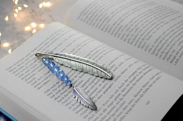 Lesezeichen mit blauen Glasperlen und Feder Anhänger