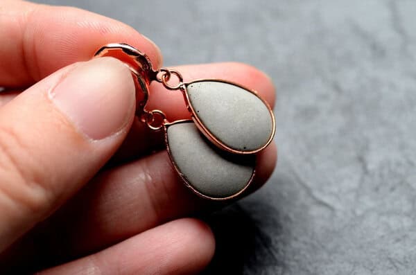 Tropfenförmige Ohrhänger mit Schmuckbeton