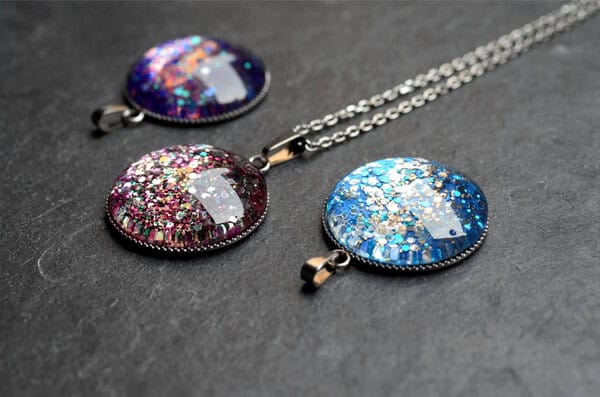 Bunte Kette mit Glitzeranhänger aus Edelstahl