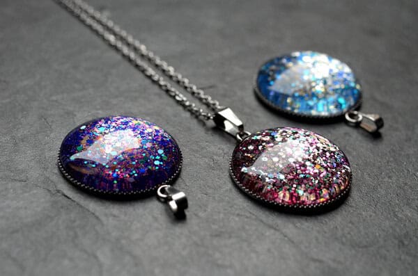 Bunte Kette mit Glitzeranhänger aus Edelstahl – Bild 5