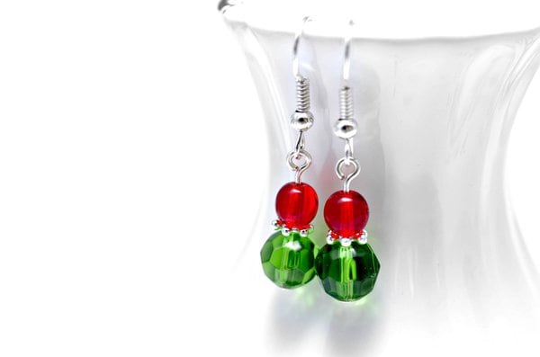 Weihnachtliche Hängeohrringe im Bicolordesign