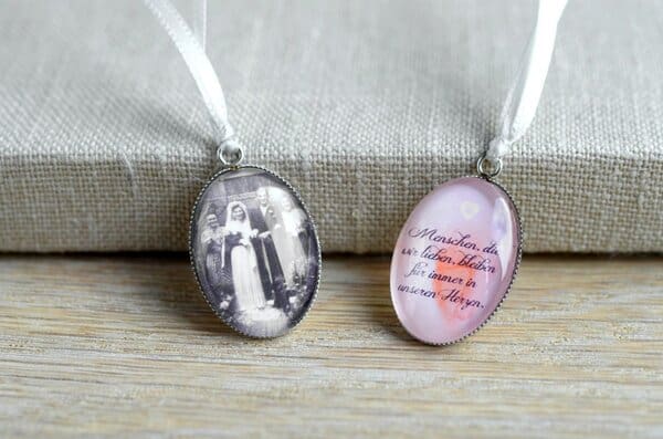 Schlichtes Edelstahlmemorial für den Brautstrauß