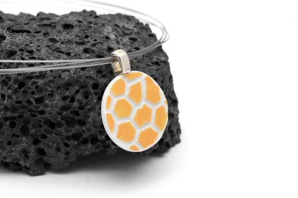 Halsreif mit gelbem Porzellanmedaillon