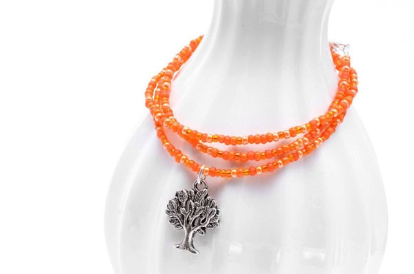 Glasperlenwickelarmband in Orange mit Lebensbaum Anhänger