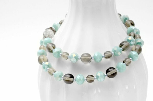 Halsnahe Glasperlenkette in Pastell
