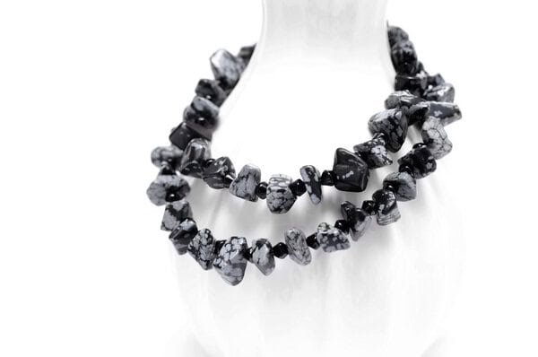 Halsnahe Edelsteinhalskette aus Schneeflockenobsidian