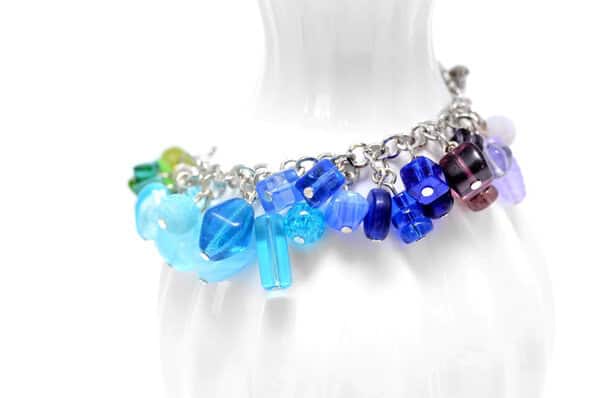 Buntes Armband mit Glasperlen in Regenbogenfarbverlauf – Bild 3