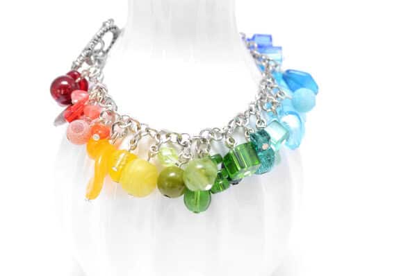 Buntes Armband mit Glasperlen in Regenbogenfarbverlauf