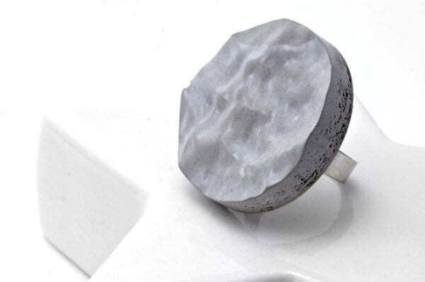 Minimalistischer Statementring Beton Wellen