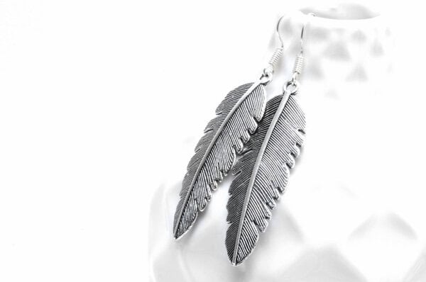 Lange Metallohrringe mit Federn