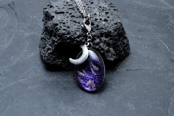 Lange Edelstahlkette mit ovalem Anhänger - Mondlicht -