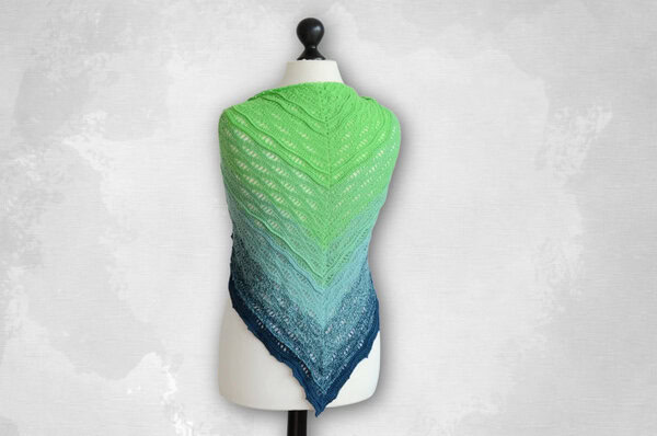 Häkeltuch „Miami“ mit Reliefmuster, aus Farbverlaufsgarn gehäkelt.