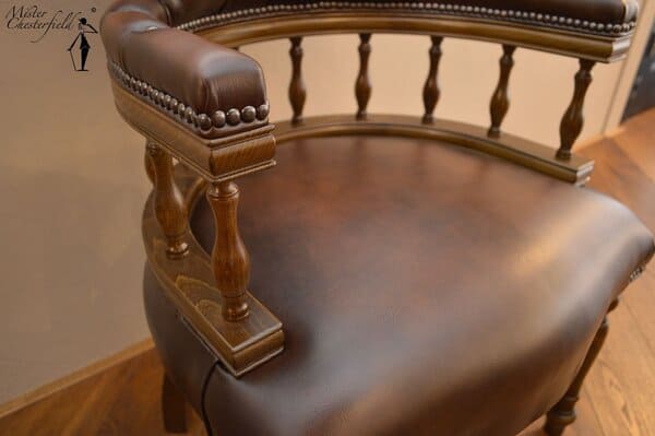 chesterfield_captains_chair_detail_4