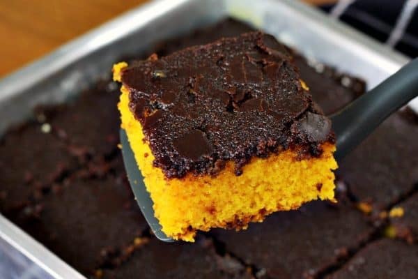Bolo de cenoura com cobertura de chocolate
