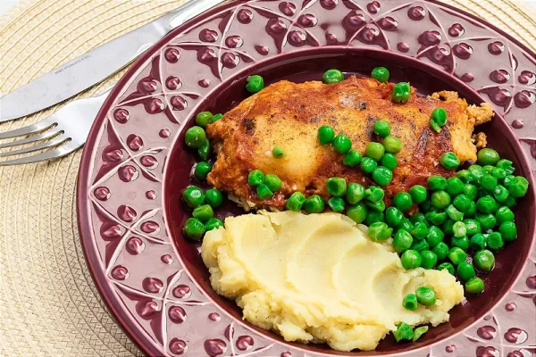 Filé de Frango à Milanesa Vegetal com Purê de Batata e Ervilhas