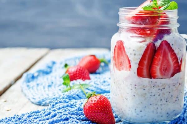 Overnight proteico com morangos