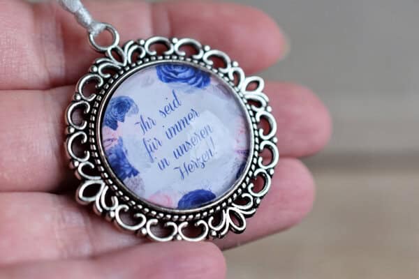 Rundes und einfaches Memorial mit vielen Details – Bild 4