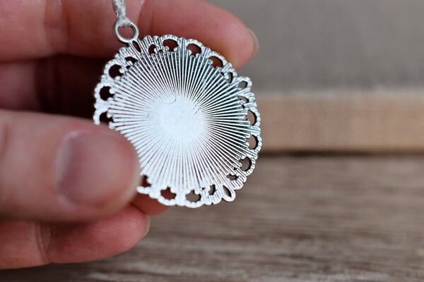 Rundes und einfaches Memorial mit vielen Details – Bild 3