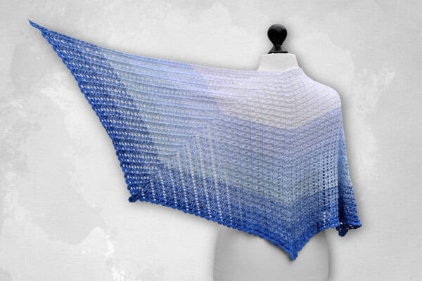 Blaue und weiße Perlokraphy-Schal, handgefertigt aus hochwertigen Materialien, stilvoller Modeschmuck für Damen.