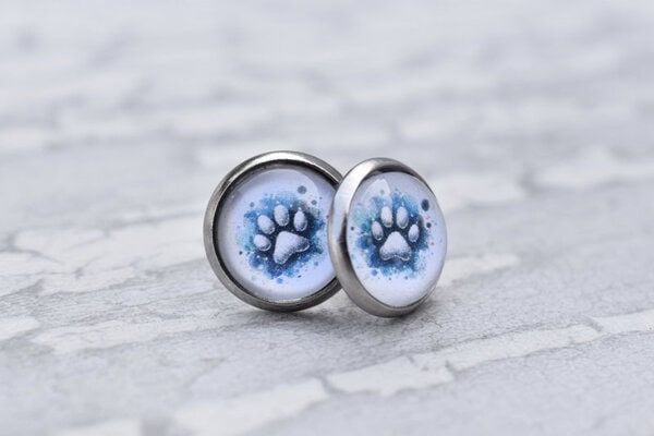 Edelstahl Ohrstecker mit blauem Pfotenmotiv. Symbolischer Erinnerungsschmuck.