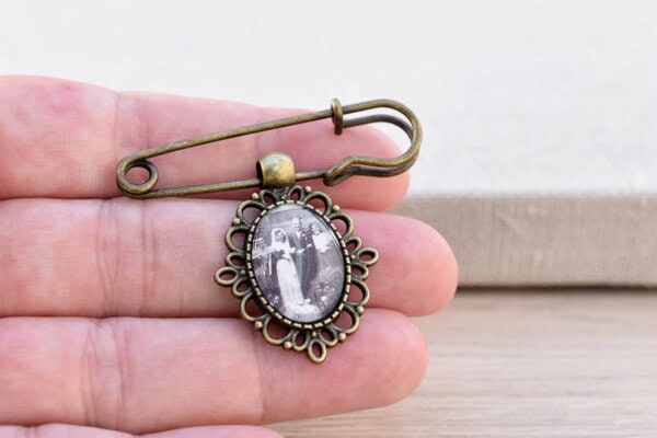 Antikbronzefarbene Nadel mit antikem Bilderanhänger und Foto als Schmuckstück und sentimentale Erinnerung. Handgefertigte Vintage Brosche mit personalisierbarer Bilderanhänger als einzigartige Schmuckidee.