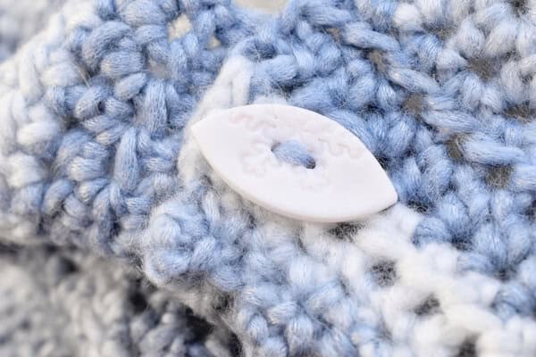 Häkelanleitung Halsschmeichler HELSINKI mit Knöpfen – Bild 4