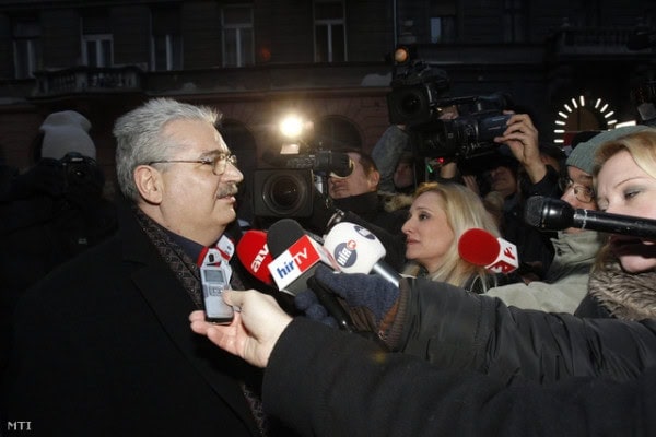 Steiner Pál nyilatkozik az MSZP Jókai utcai székháza előtt Fotó: Szigetváry Zsolt