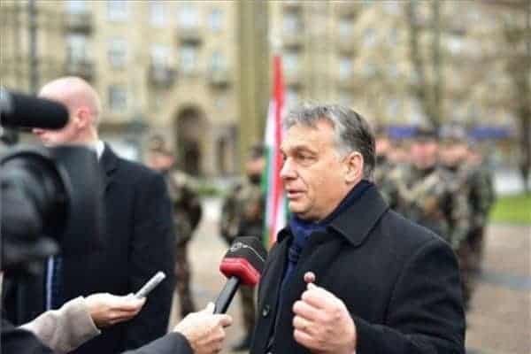 Orban-Viktor-Vilniusban-burger-barna-660x440