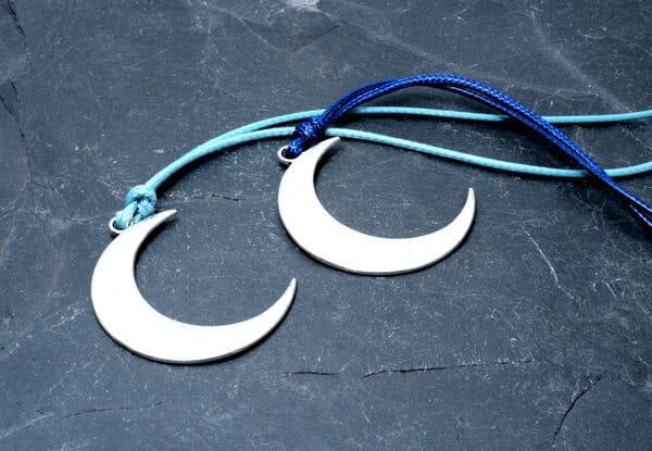 Lange Statementkette mit großem Mondanhänger – Bild 2