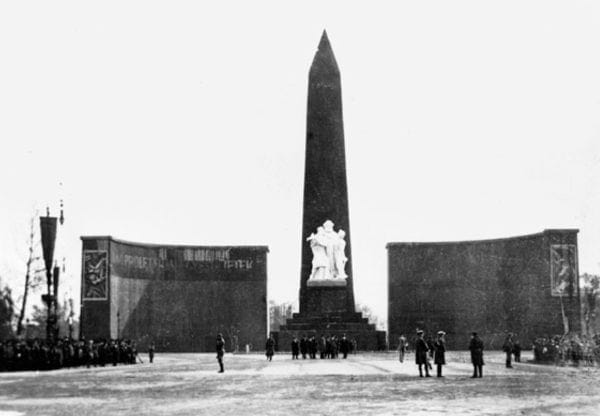 A Hősök tere 1919 május 1-én. Forrás: artmagazin.hu