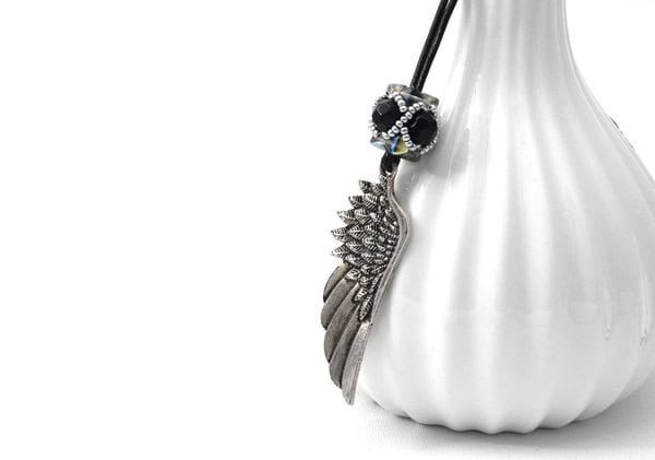 Lange Kette mit großem Flügelanhänger