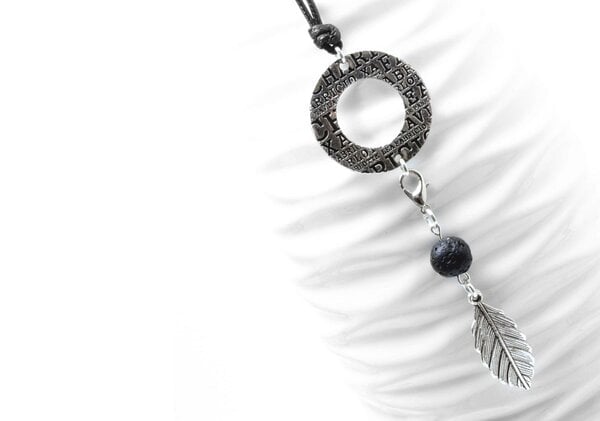 Lange Kette mit rundem Anhänger und Wechselcharm