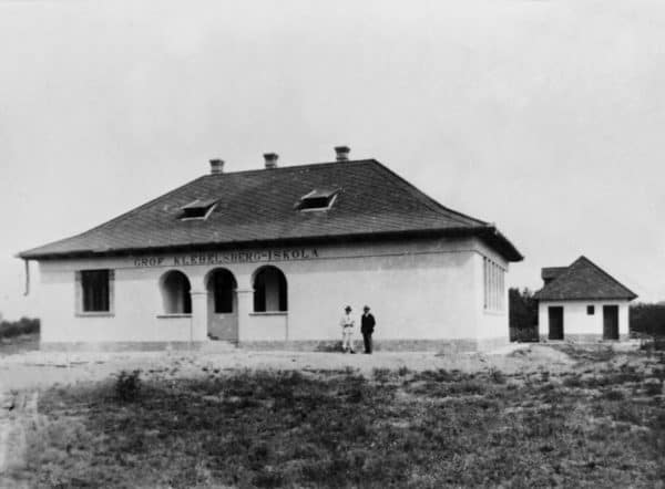 Gróf Klebelsberg iskola (Domaszék, 1920-as évek) - Forrás: mek.oszk.hu