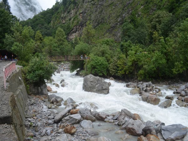 trek to ghangaria @lemonicks.com