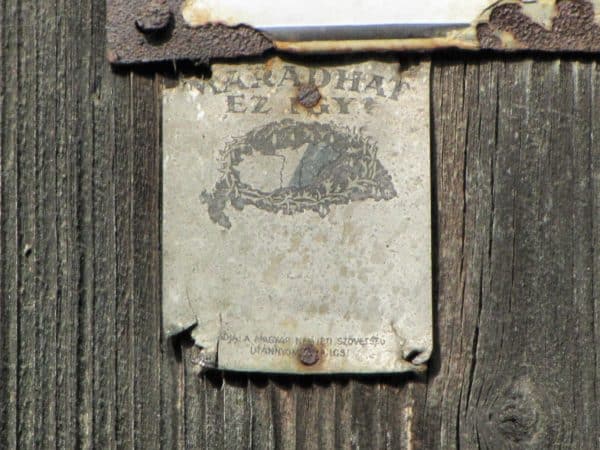 A békeszerződés igazságtalanságaira emlékeztető házjegy a huszas évekből - Forrás: wikimedia.org