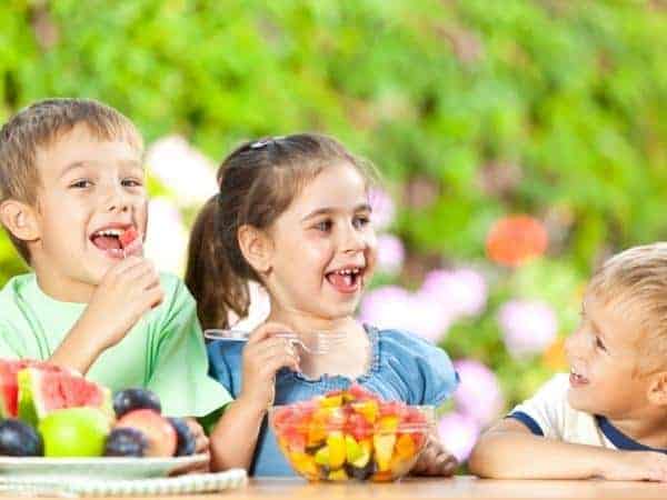 children eating fruit