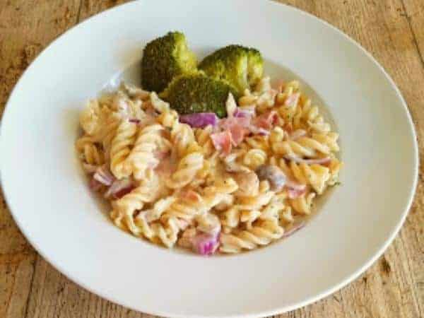 Slimming World cheese and ham pasta bake