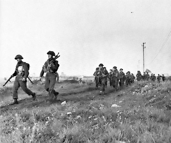 De Royal Winnipeg Rifles rukten op D-Day op van Juno Beach landinwaarts, geconfronteerd met zware Duitse weerstand, terwijl ze door mijnenvelden en barrière's moesten navigeren om strategische doelen te bereiken.