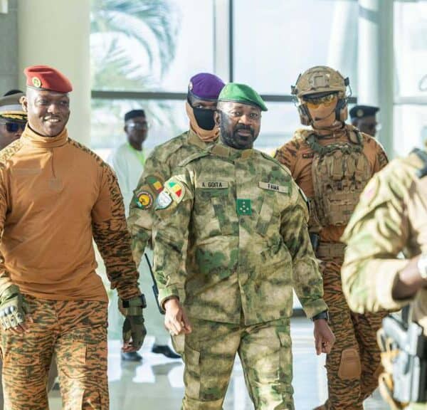 Les dirigeants burkinabé, Ibrahim Traoré, et malien, Assimi Goïta (Photo) partenaires dans l'AES avec le Niger. Ici, le 23 décembre 2025 à Bamako, au Mali. AP