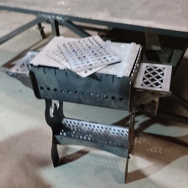 Мангал со съемными полками, съемным грилем и двумя полками под жаровней. Чертеж DXF