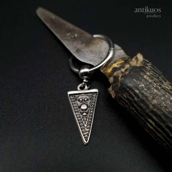 Ethnic triangle earring, antikuos, detail