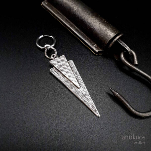 Brutalista industrial spike earring antikuos, close-up