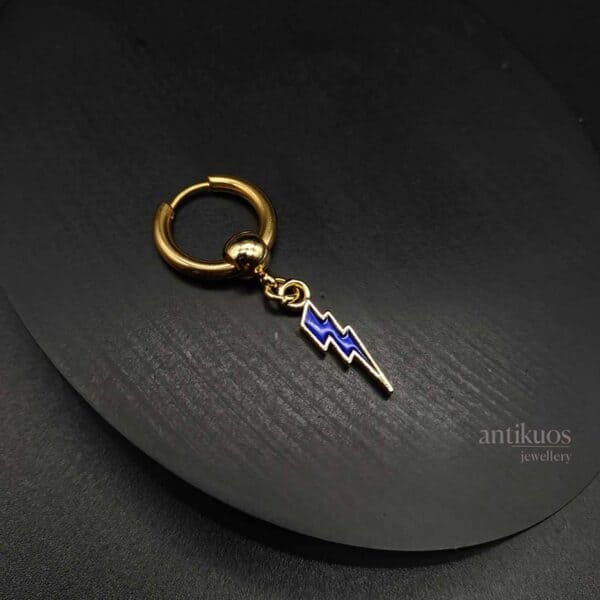 Blue thunderbolt mens earring antikuos, close-up
