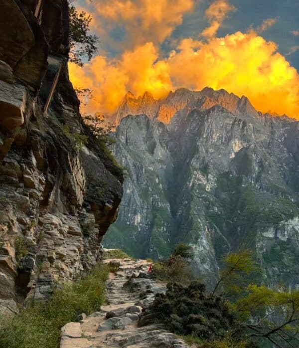 Tiger Leaping Gorge & Black Sea Lake: 2-Day Iconic Trek (Beginner Friendly)